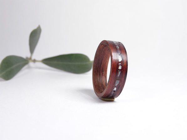 bague de mariage en bois avec nacre