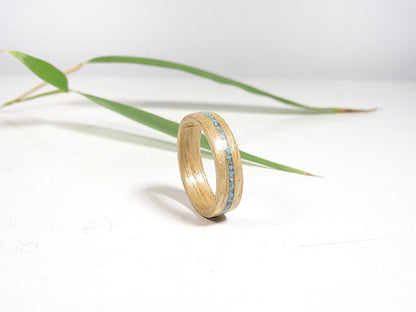 Bague en bois clair incrustation turquoise